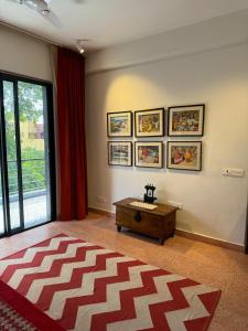 TV a/nebo společenská místnost v ubytování Parijaat Villa