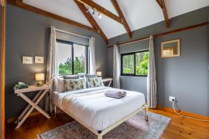 Кровать или кровати в номере Moss & Moon Cabins