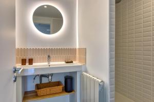 villa California - Villa d'exception avec vue mer panoramique - Veules-les-Roses في فول-لي-روز: حمام مع حوض ومرآة +27 صورة