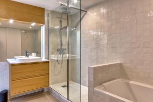 villa California - Villa d'exception avec vue mer panoramique - Veules-les-Roses في فول-لي-روز: حمام مع دش وحوض استحمام ومغسلة