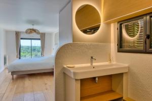 villa California - Villa d'exception avec vue mer panoramique - Veules-les-Roses في فول-لي-روز: حمام مع حوض وسرير