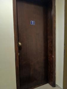 Κεντρικο ΔΙΑΜΕΡΙΣΜΑ ΣΤΑ ΤΡΙΚΑΛΑ في تريكالا: باب خشبي عليه علامة