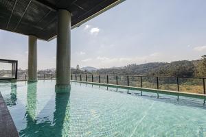 a swimming pool with a view of the mountains at Sky Design Residence in Barueri