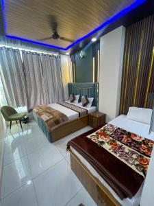 Postel nebo postele na pokoji v ubytování Hotel Himalayan Residency
