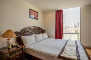 Una cama o camas en una habitación de Nhat Linh Hotel & Suites Da Nang