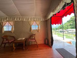 comedor con mesa y sillas en una tienda de campaña en Baromas Resort and Camping, en Kailāna