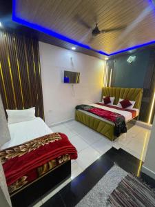 Postel nebo postele na pokoji v ubytování Hotel Himalayan Residency