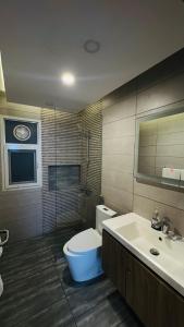 um banheiro com vaso sanitário e pia em Gold Crest Lahore - Guest Nest Luxury Stays em Lahore