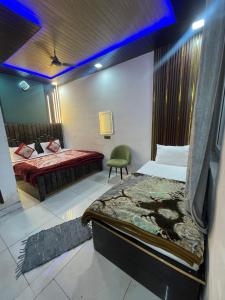 Postel nebo postele na pokoji v ubytování Hotel Himalayan Residency