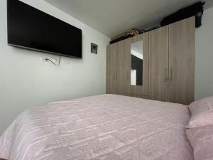 Postel nebo postele na pokoji v ubytování Habitación confortable cama doble Ibagué + 9 fotografií