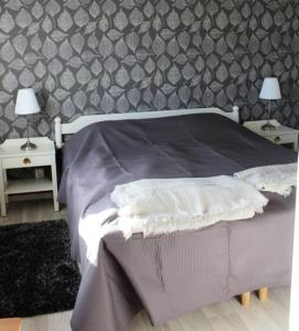 Ένα ή περισσότερα κρεβάτια σε δωμάτιο στο Fresh cottage with lake view and rowing boat SE09156