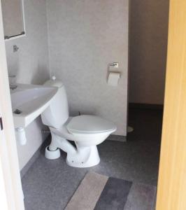 Ένα μπάνιο στο Fresh cottage with lake view and rowing boat SE09156