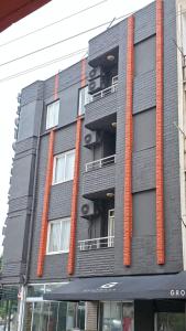 a tall black building with windows and balconies at Grond Konaklama Mersin in Kapuluören
