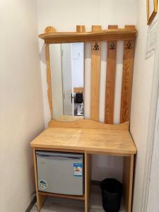 einen Frisiertisch aus Holz mit einem Spiegel darüber in der Unterkunft maryamhotel in Navakhchinan