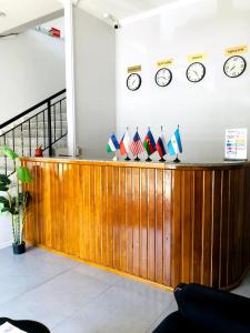 eine Rezeption mit Uhren an der Wand in der Unterkunft maryamhotel in Navakhchinan