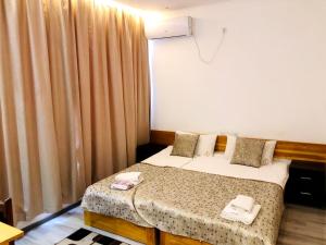 ein kleines Zimmer mit einem Bett und einem Vorhang in der Unterkunft maryamhotel in Navakhchinan