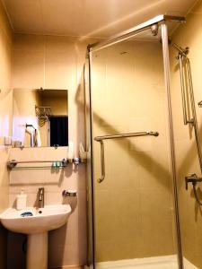 ein Badezimmer mit Dusche, Waschbecken und Dusche in der Unterkunft maryamhotel in Navakhchinan