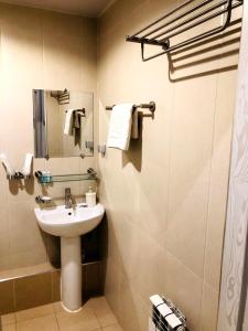 ein Badezimmer mit Waschbecken und Spiegel in der Unterkunft maryamhotel in Navakhchinan + 7 Fotos