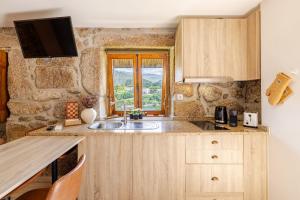 Кухня или мини-кухня в Estúdio à Beira da Água no Gerês
