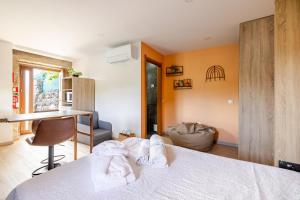 Кровать или кровати в номере Estúdio à Beira da Água no Gerês