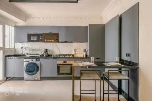 een keuken met wasmachine en droger bij Luxury Central 3BR 5min from Beach & Shopping in Casablanca