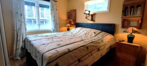 Stay central & close to the sea in Henån SE09155 في Näset: غرفة نوم بها سرير ونافذة