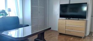 Stay central & close to the sea in Henån SE09155 في Näset: غرفة معيشة مع تلفزيون وطاولة زجاجية