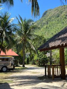 un resort con palme, un edificio e un camion di D Mountain Beach Resort a Puerto Galera