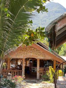 un ristorante con un cartello sulla parte anteriore di D Mountain Beach Resort a Puerto Galera