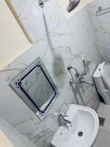 uma casa de banho com um espelho e um WC em Pokhara hotel Pvt Ltd Ktm em Catmandu