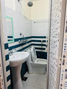 um banheiro com vaso sanitário e pia em Pokhara hotel Pvt Ltd Ktm em Catmandu mais 6 fotografias