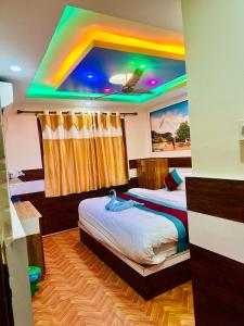 Um quarto com duas camas e um teto em forma de arco-íris. em Pokhara hotel Pvt Ltd Ktm em Catmandu