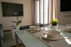 einen Esstisch mit Geschirr darüber in der Unterkunft Residence Le Terrazze in Triest