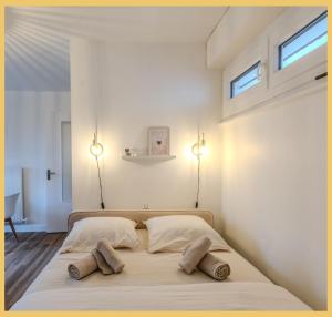 een slaapkamer met een groot bed met twee kussens bij Little cocoon I Studio I Annemasse in Annemasse
