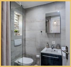 een badkamer met toilet en wastafel bij Little cocoon I Studio I Annemasse in Annemasse +28 foto's