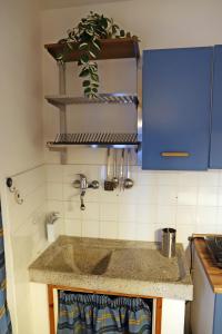 Η κουζίνα ή μικρή κουζίνα στο Dory's Tiny House