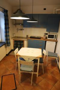 Η κουζίνα ή μικρή κουζίνα στο Dory's Tiny House +2 φωτογραφίες