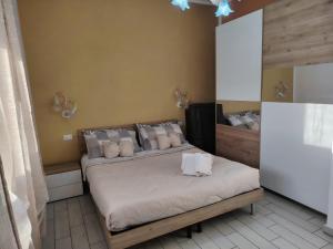 a bedroom with a bed with towels on it at La casa di San Pio X in Agrigento