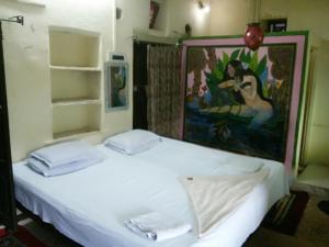 Postel nebo postele na pokoji v ubytování Haveli Uma Megh Tourist Guest House