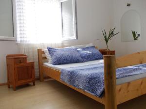 En eller flere senge i et værelse på House Marija