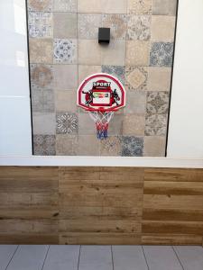 ein Basketballkorb in einem Raum mit gefliestem Boden in der Unterkunft Apartamento Isabella suite in Güéjar-Sierra + 17 Fotos
