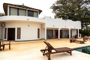 Πισίνα στο ή κοντά στο Farafina Lodge