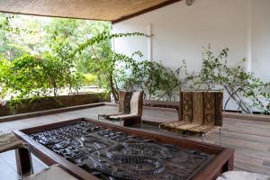 a room with two chairs and a table with a stove at Résidence Farafina in Somone +33 photos