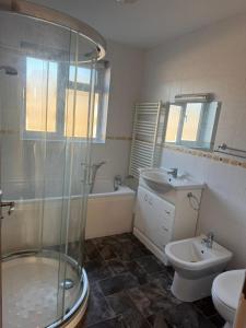 Φωτογραφία από το άλμπουμ του 4 Bedroom House available for room letting στο Λούτον