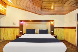 a bedroom with a large bed in a room at Hotel O Hilton Resorts and Spa in Baragrān