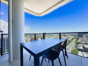 En balkon eller terrasse på Executive 2BR Retreat - Opposite Central Market