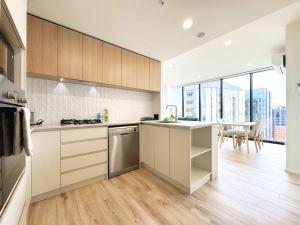 Køkken eller tekøkken på Executive 2BR Retreat - Opposite Central Market