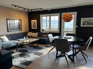 una sala de estar con un sofá y una mesa en Oppdal Alpintun, en Oppdal