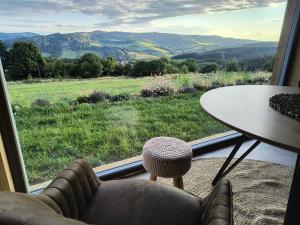 Nespecifikovaný výhled na hory nebo výhled na hory při pohledu z chaty