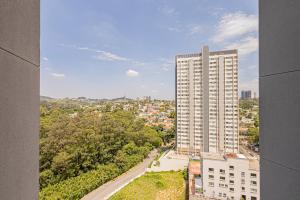 an overhead view of a tall building in a city at Sky Design Residence in Barueri